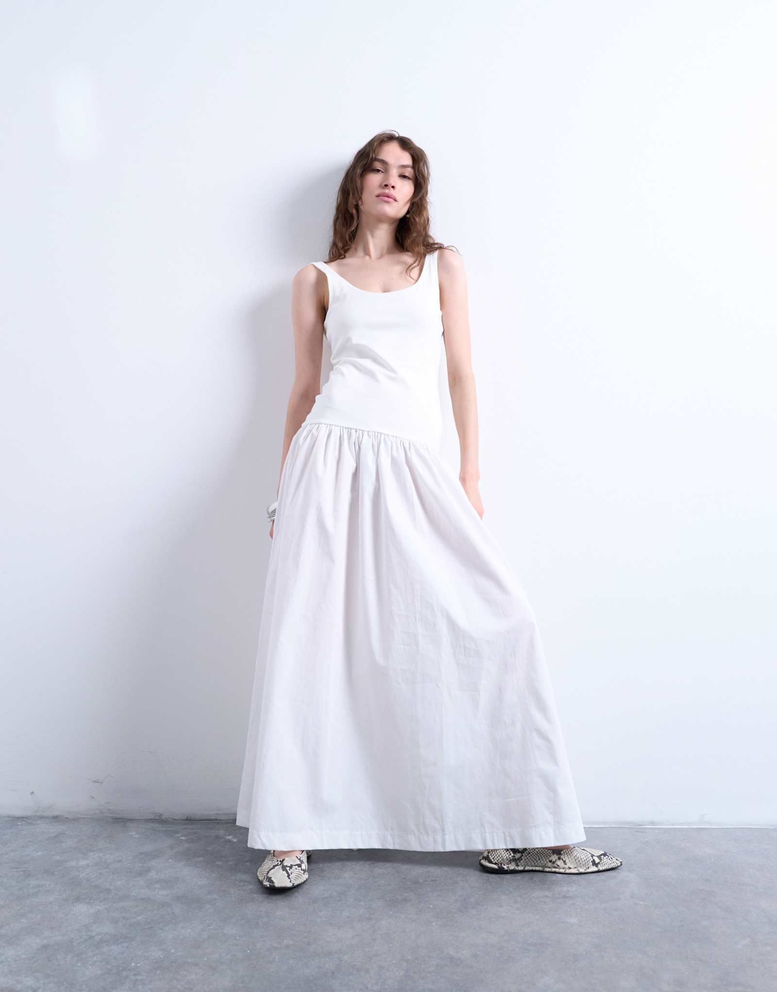 Макси-платье из смеси поплина Topshop с круглым вырезом горловины белого цвета