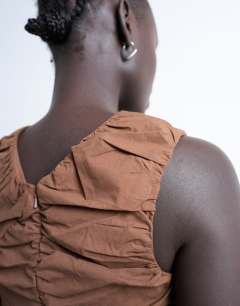 Model wearing Poplin ruched shell top in chocolate