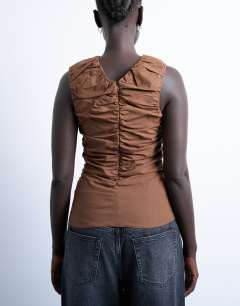 Model wearing Poplin ruched shell top in chocolate