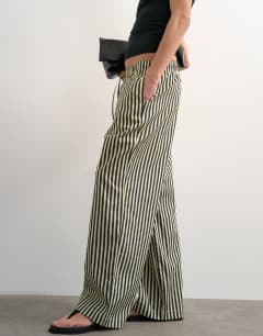 Model wearing Poplin stripe wide leg pull on trouser in navy stripe