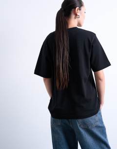 Model wearing Premium basic short sleeve tee in black