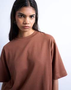Model wearing Premium basic short sleeve tee in brown