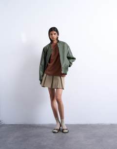 Model wearing Premium basic short sleeve tee in brown