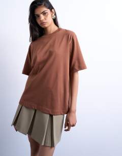 Model wearing Premium basic short sleeve tee in brown