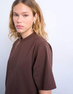 Model wearing Premium basic short sleeve tee in chocolate brown