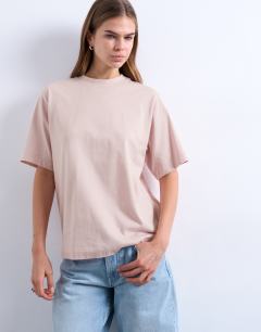 Model wearing Premium basic short sleeve tee in light pink