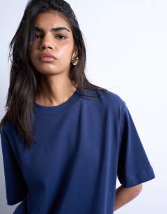 Model wearing Premium basic short sleeve tee in navy