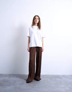Model wearing Premium basic short sleeve tee in white