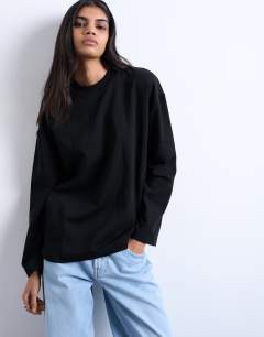 Premium clean long sleeve skater tee in black