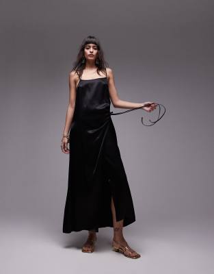 Topshop - Premium - Gewickeltes Midi-Trägerkleid in Schwarz mit eckigem Ausschnitt