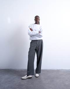 Model wearing Premium heavyweight oversized sweat in ash grey