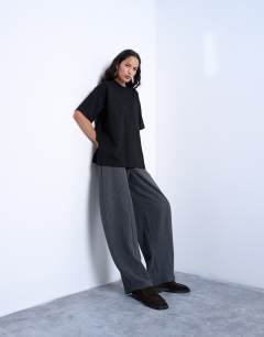 Model wearing Premium interlock oversized tee in black