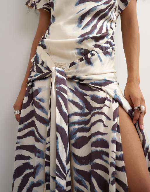 Topshop premium maxikjole i viskose-satin med sænket bindebælte i mono zebra, 2 af 4