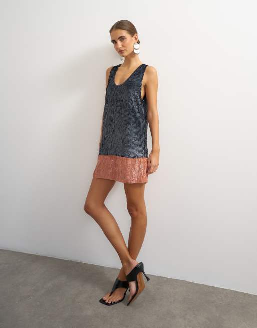 Topshop premium mini-robe ornée de sequins à large encolure dégagée, contrastée, en gunmetal et pêche, 2 de 4