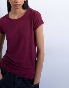 Model wearing Premium rib short sleeve tee in burgundy