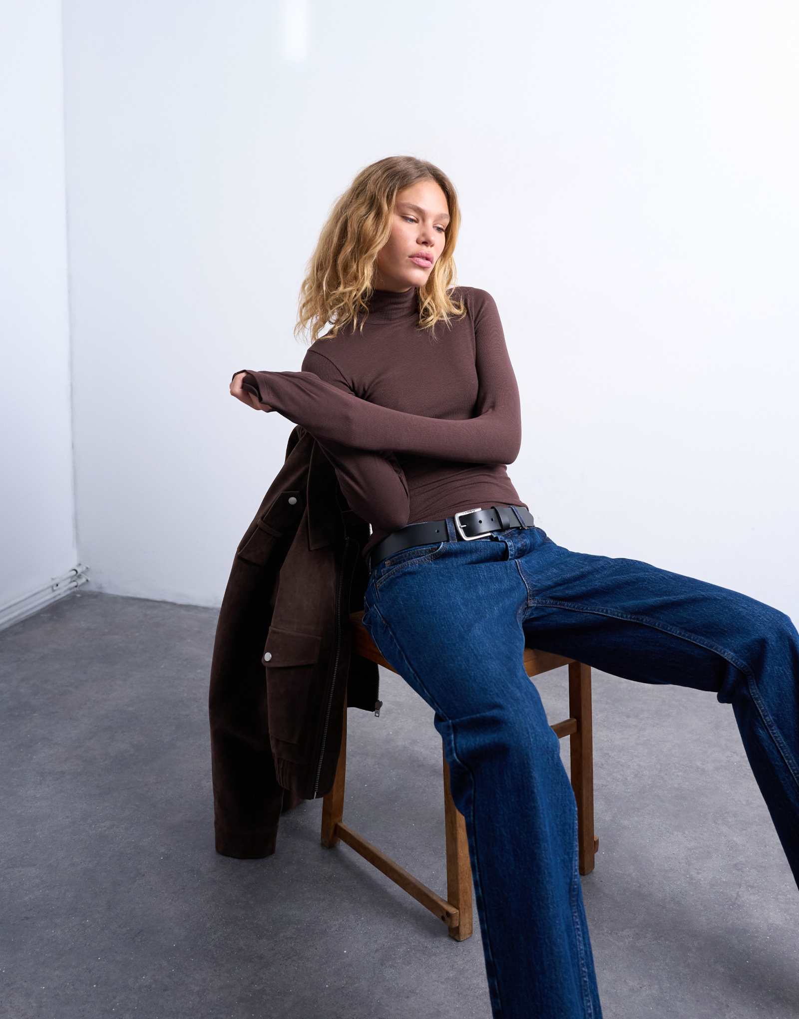 Топ с воронкообразным вырезом в рубчик премиум-класса от Topshop шоколадно-коричневого цвета