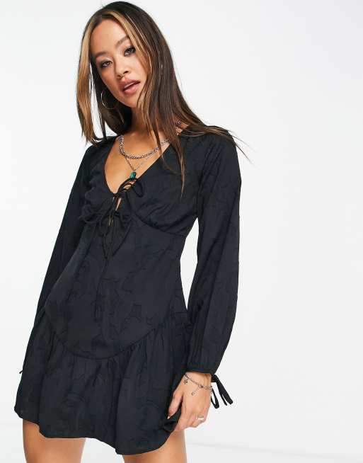 Topshop - Premium - Sort tekstureret minikjole med frontbinding og blomstermønster - BLACK