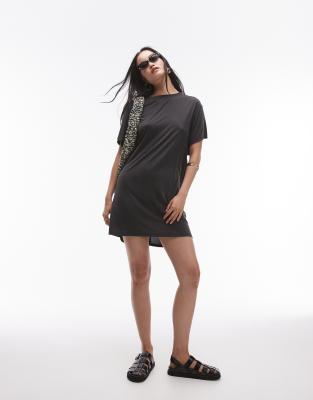 Topshop - Premium - Superweiches T-Shirt-Minikleid aus Cupro in Schwarz mit verdrehter Rückseite