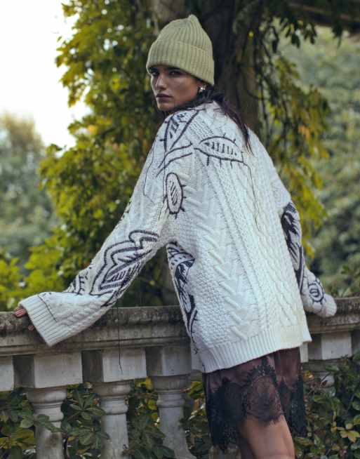 Topshop – Premium – Svartvit, broderad, kabelstickad tröja i oversize med tofsar, 2 av 4