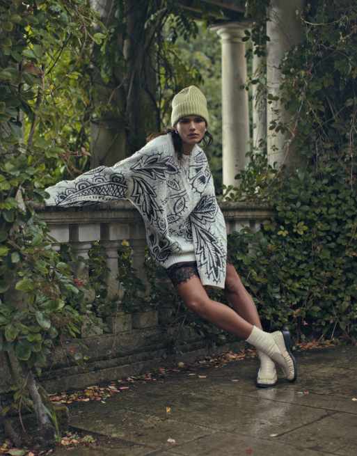 Topshop – Premium – Svartvit, broderad, kabelstickad tröja i oversize med tofsar, 4 av 4