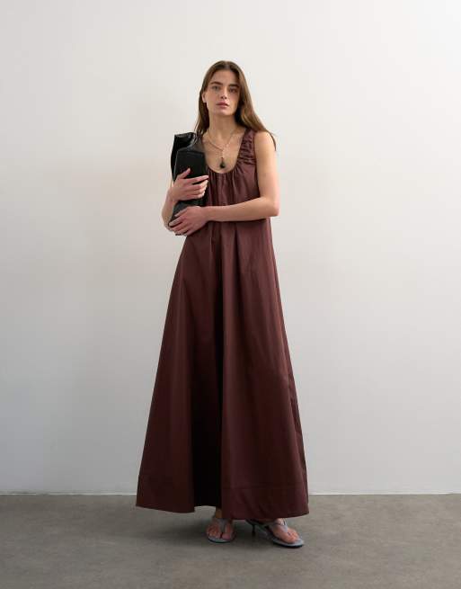 Topshop - Prendisole lungo in popeline color cioccolato con scollo arricciato