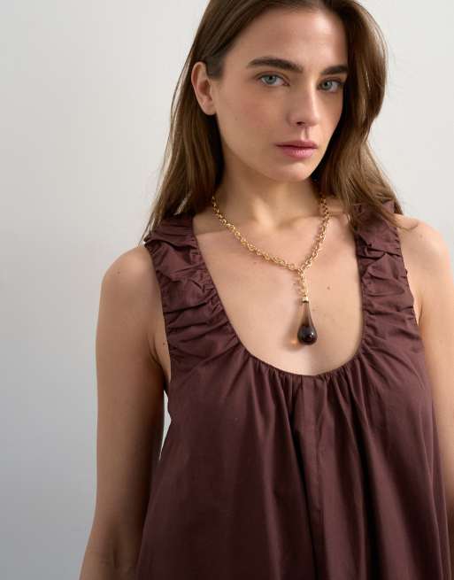 Topshop - Prendisole lungo in popeline color cioccolato con scollo arricciato, 2 di 4