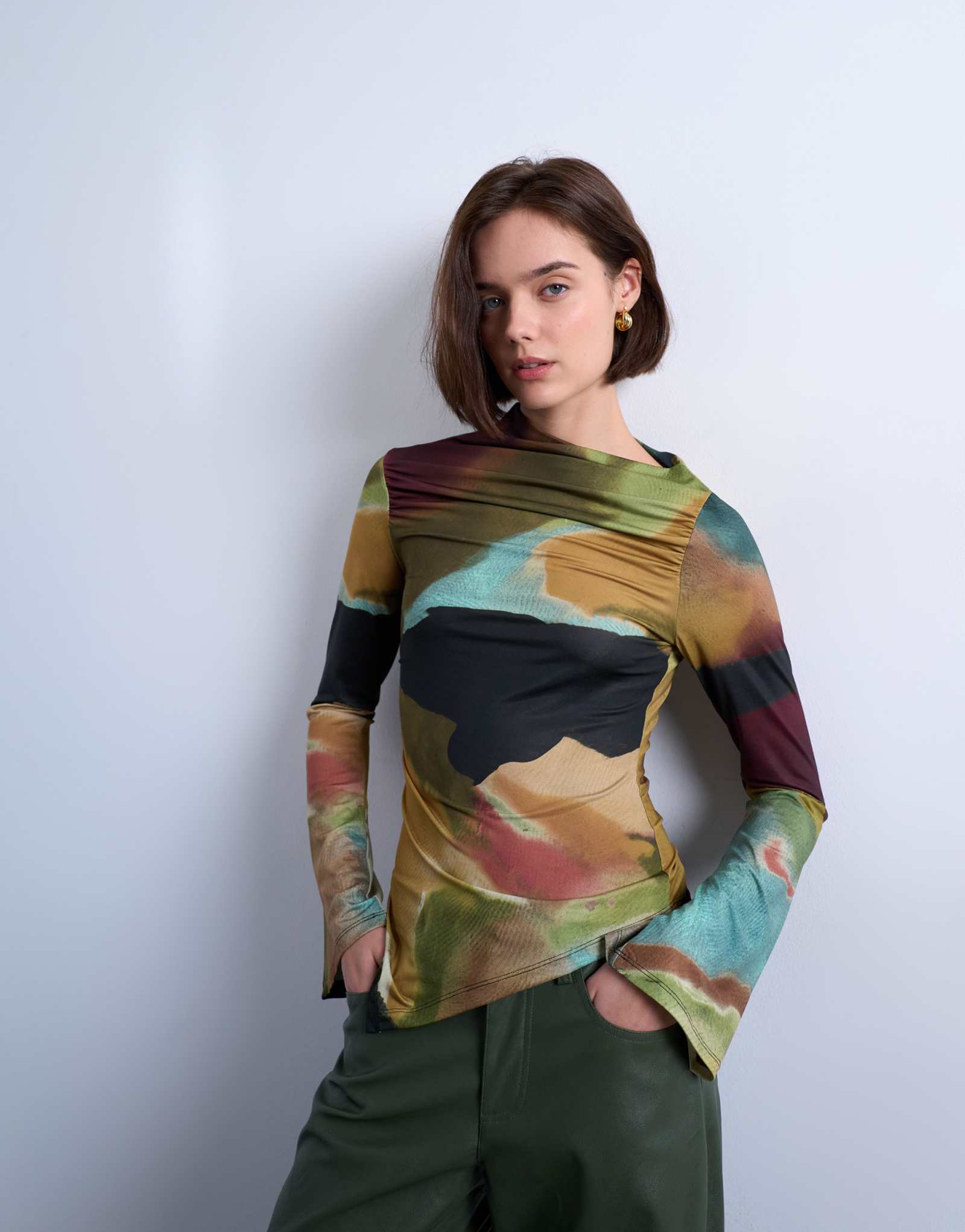 Асимметричный топ с разрезным вырезом и принтом Topshop из нескольких цветов
