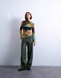 Model wearing Print slash neck asymmetric top in multi