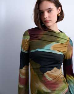 Model wearing Print slash neck asymmetric top in multi