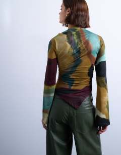 Model wearing Print slash neck asymmetric top in multi