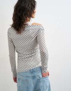 Model wearing Printed double layer long sleeve top in mono
