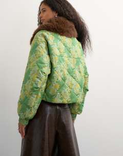 Model wearing Printed fur collar jacket in green