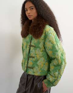 Model wearing Printed fur collar jacket in green