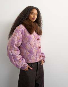 Model wearing Printed fur collar jacket in pink