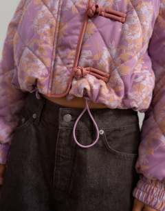 Model wearing Printed fur collar jacket in pink