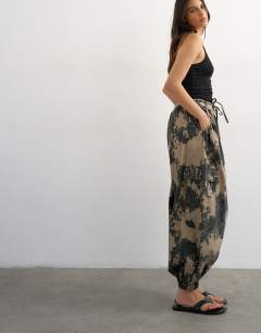 Model wearing Printed oversized balloon cargo trouser in neutral