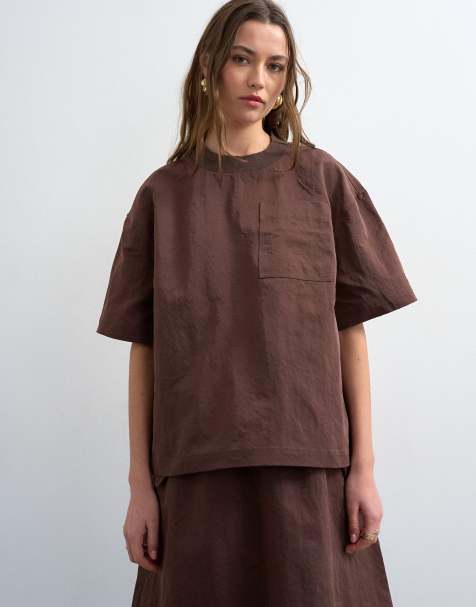 Topshop – Profilowany T-shirt z tkaniny w kolorze czekoladowym - view 1