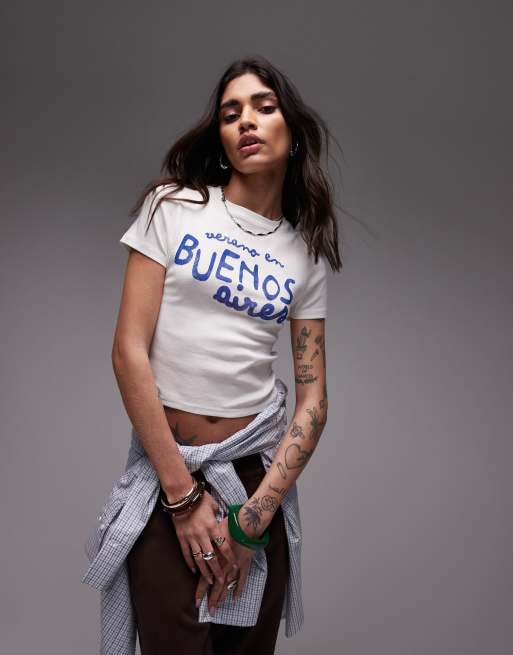 Topshop – Przylegający i krótki T-shirt z napisem „Buenos Aires” w kolorze kości słoniowej