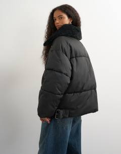 Model wearing Puffer with detachable borg collar in black
