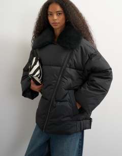 Model wearing Puffer with detachable borg collar in black