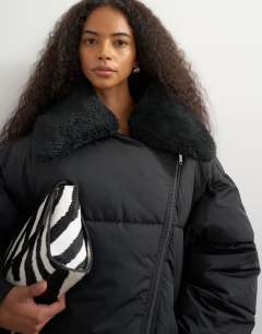 Model wearing Puffer with detachable borg collar in black