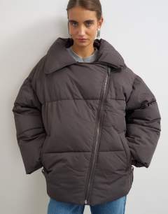 Model wearing Puffer with detachable borg collar in chocolate