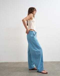 Model wearing Pull on barrel jean in bleach