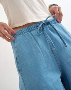 Model wearing Pull on barrel jean in bleach