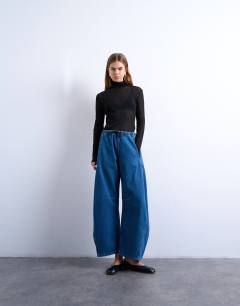 Pull on barrel jean in mid blue