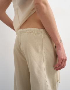 Model wearing Pull on barrel jean in oat