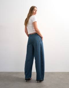 Model wearing Pull on barrel jean in sulphur blue