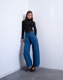 Model wearing Pull on barrel jean in vintage blue