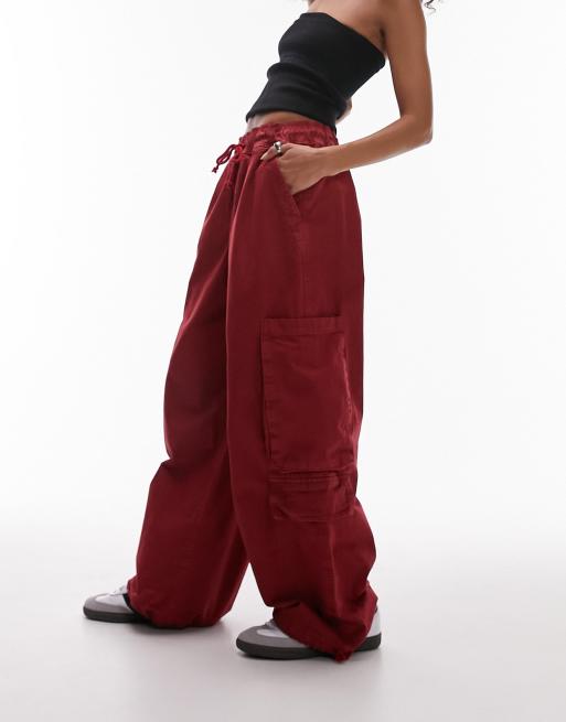 Topshop - Pull-on cargobroek met ballonpijpen en zakken in rood met wassing 