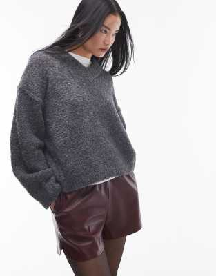 Topshop - Pullover aus Bouclé-Strick in Anthrazit mit hohem V-Ausschnitt-Grau